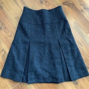 Holt Renfrew Pleated Herringbone Navy Blue Wool Skirt Size 2 Made in Canada